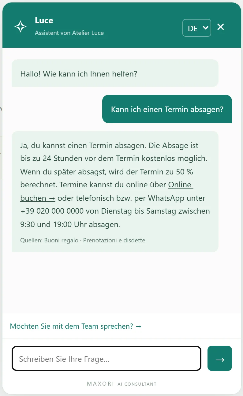 MAXORI AI Consultant auf einer Website: Der Assistent eines Demo-Kosmetikstudios antwortet einem Besucher und zeigt die freigegebenen Quellen