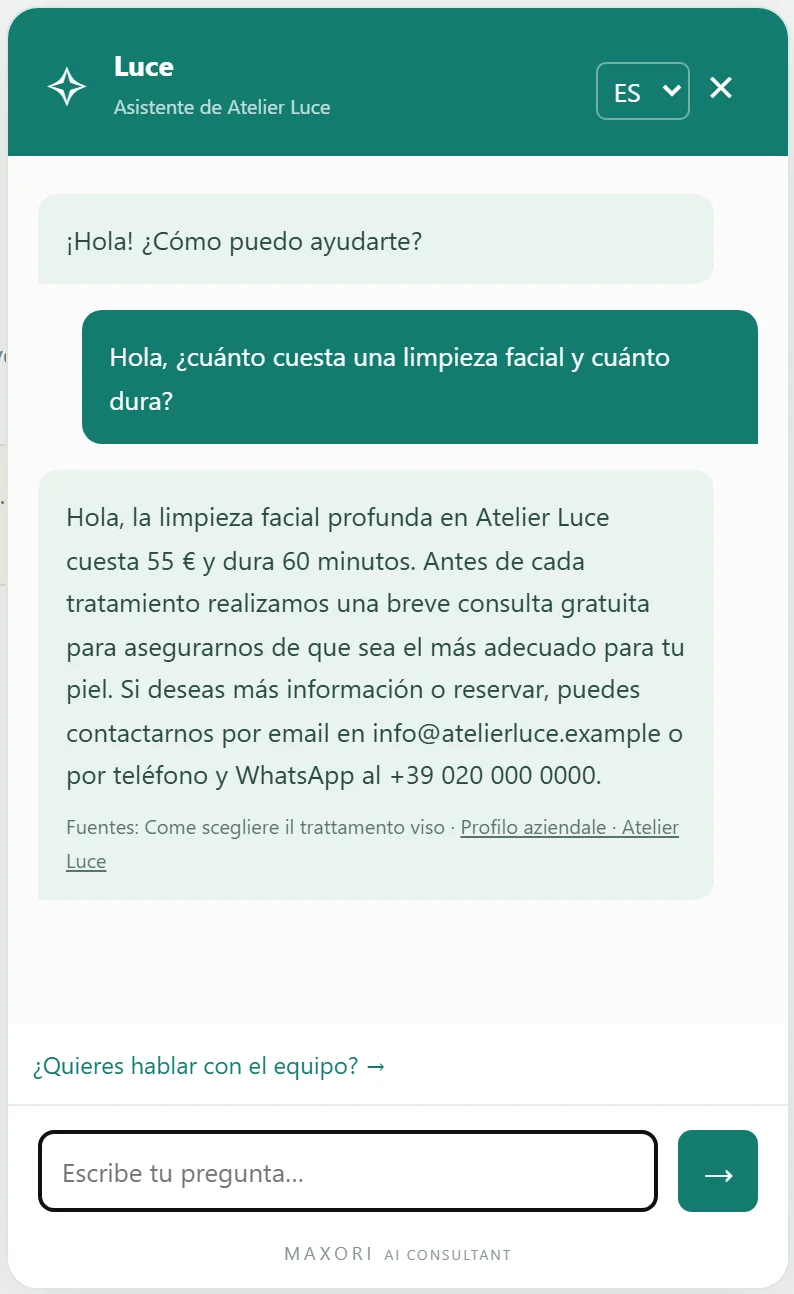 MAXORI AI Consultant en una web: el asistente de un salón de belleza de prueba responde a un visitante y muestra las fuentes aprobadas