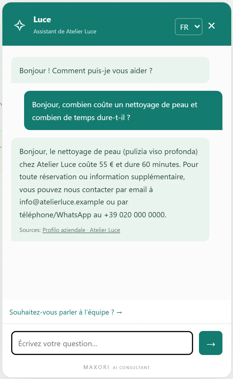 MAXORI AI Consultant sur un site : l’assistant d’un institut de beauté de démonstration répond à un visiteur et affiche les sources validées