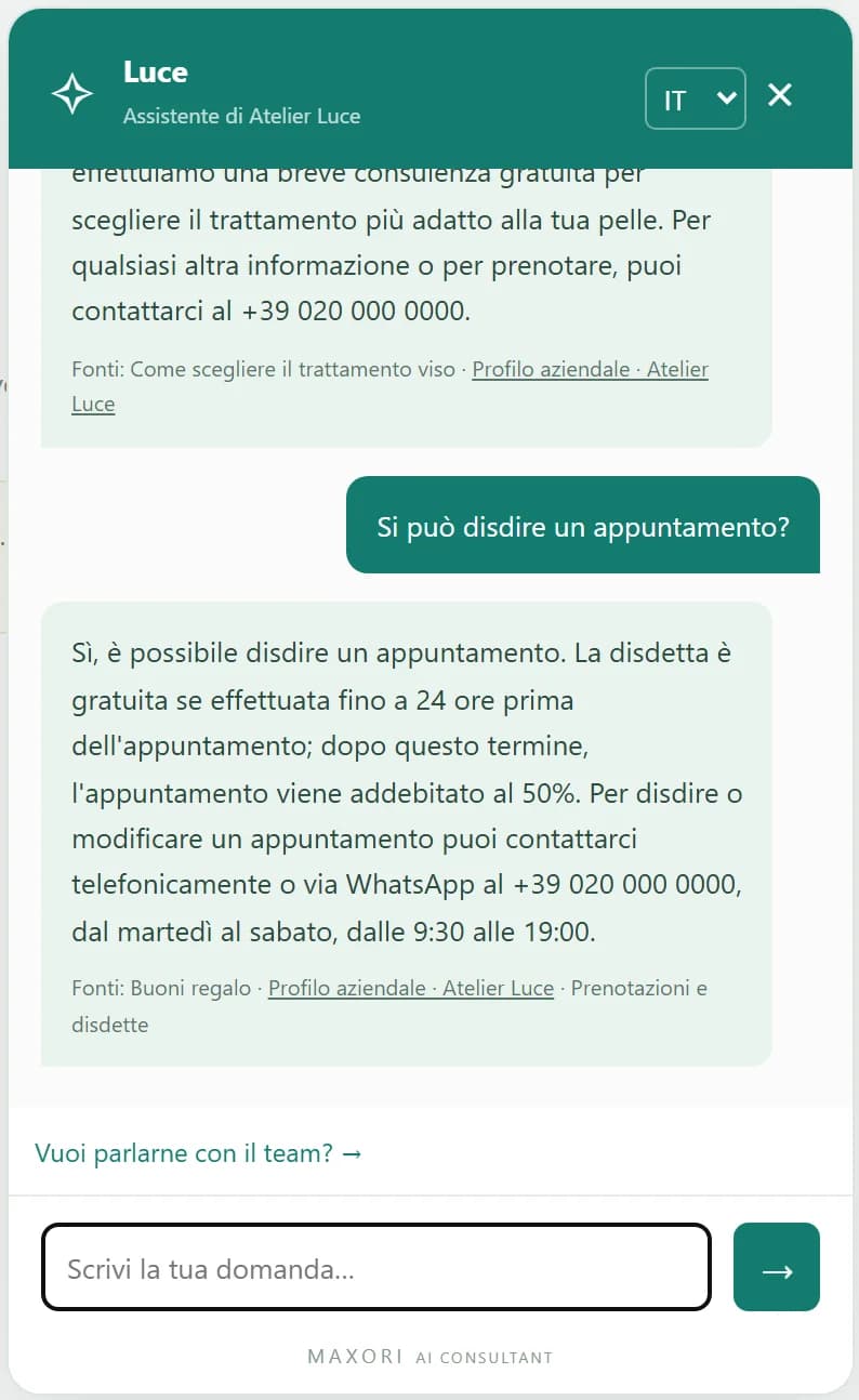 MAXORI AI Consultant su un sito: l’assistente di un centro estetico di prova risponde a un visitatore e mostra le fonti approvate